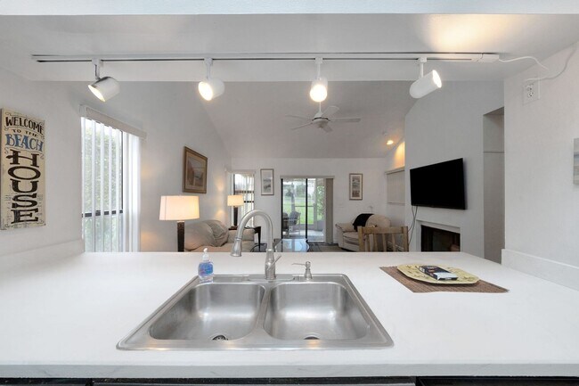 Building Photo - Charming 2BR Condo in Melbourne Beach