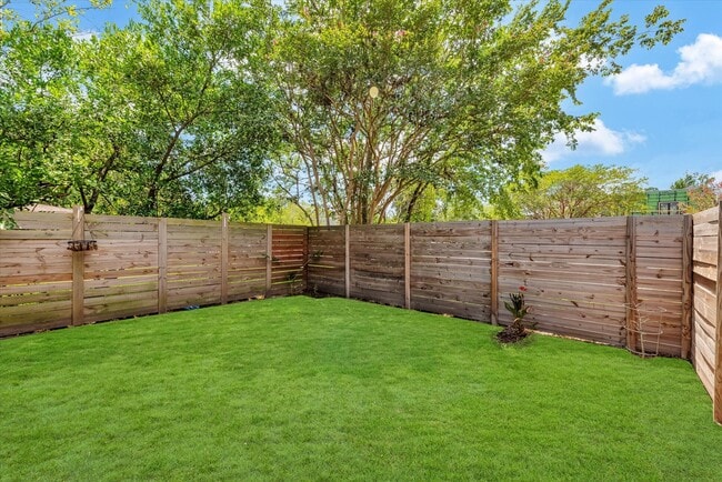 Building Photo - 3914 Ella Blvd