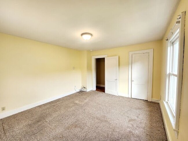 Building Photo - 305 Lyndhurst St