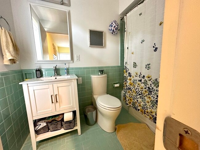 Building Photo - 4515 N Lake Dr