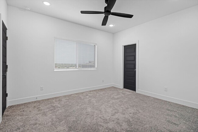 Building Photo - NOW LEASING!  4 bed, 4.5 bath modern home