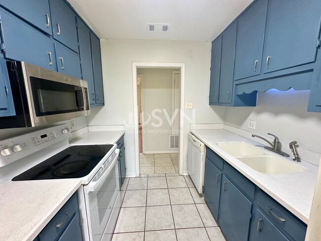 Building Photo - 110 Windsor Dr