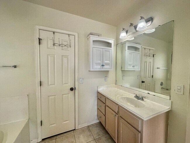 Building Photo - 113 Little Lake Rd