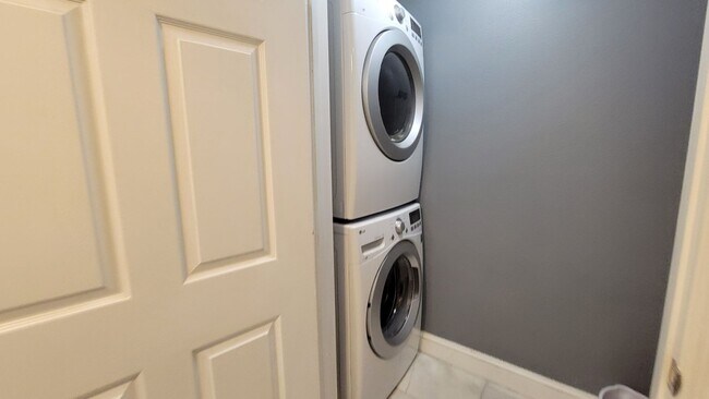 Building Photo - Luxury Condo On The Top Floor at Solé in Flagler Village