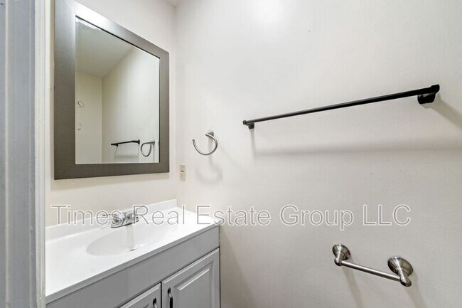 Building Photo - 113 Pinecrest Ln
