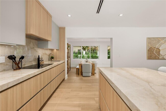 Building Photo - 6011 Maynada St