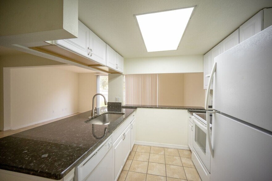 Building Photo - 873 Caribbean Dr