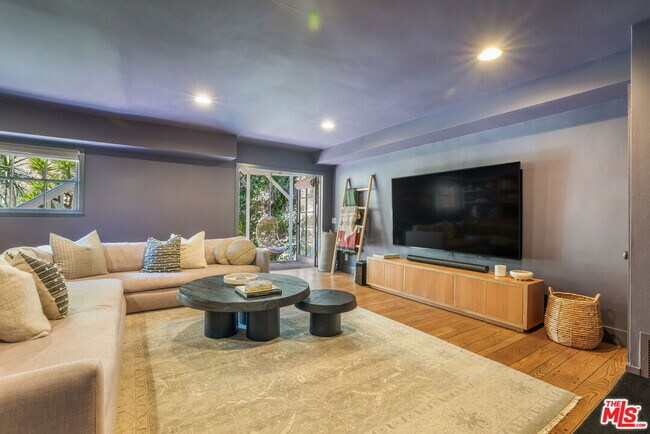 Building Photo - 2015 Nichols Canyon Rd