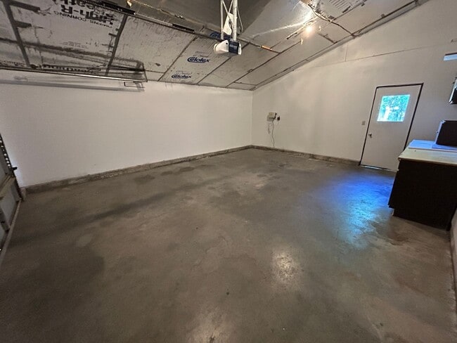 Building Photo - 5 Bed 2 Bath Home with 2 Car Attached Garage in Quiet Nice Neighborhood.