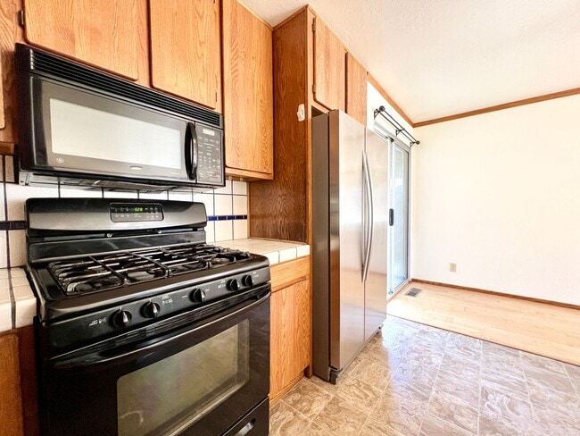 Building Photo - Spacious 4-Bed, 3-Bath Single-Family Home ...