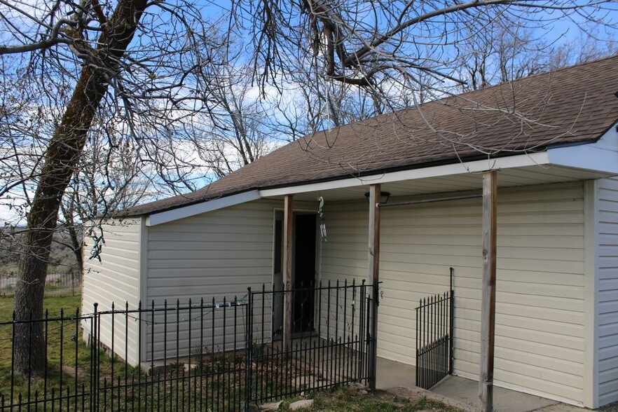 Building Photo - 517 W C St