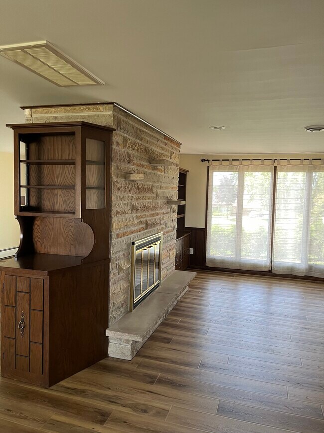 Dual-sided gass burning fireplace - 2790 S Ridge Rd