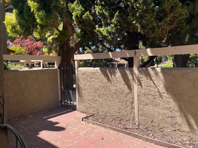 Building Photo - Spacious 2 Bedroom with Attached Garage Cl...