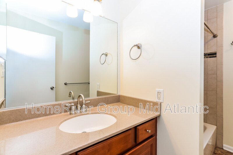 Building Photo - 475 Crisfield Dr