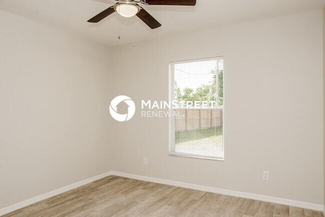 Building Photo - 3 Bedroom Pet-Friendly Home in PALM BAY, FL with Main Street Renewal