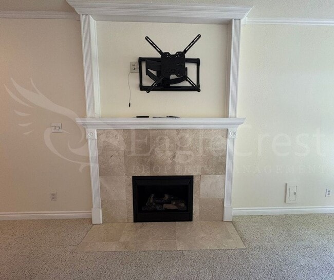 Building Photo - Three Bedroom Townhome Near Country Club G...