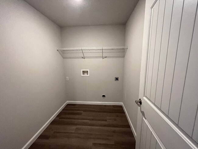 Building Photo - Beautiful 4 Bedroom Home with Huge yard!