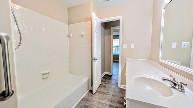 Building Photo - Remodeled and Move-in Ready Condo! | 1 br ...