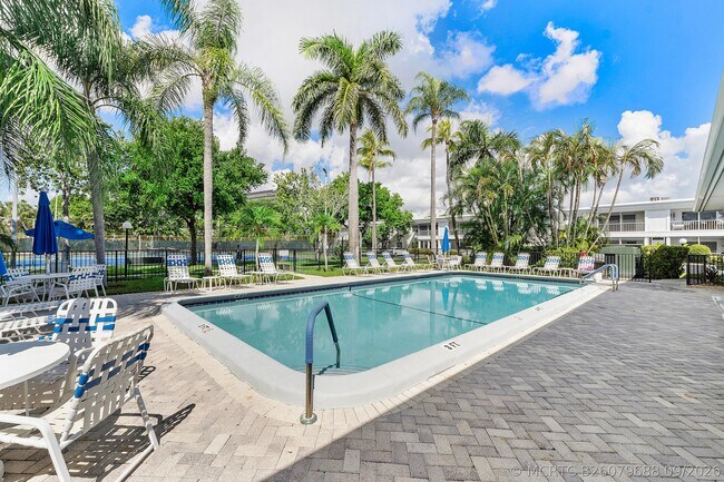 Building Photo - 6421 Bay Club Dr
