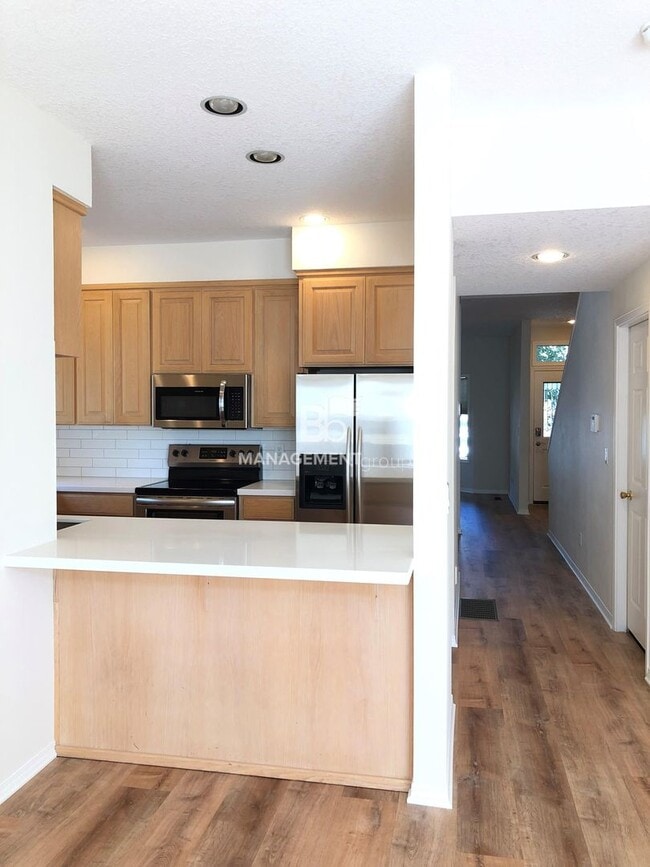 Building Photo - Gorgeous John's Landing Townhome- Luxurious Interior Renovation!