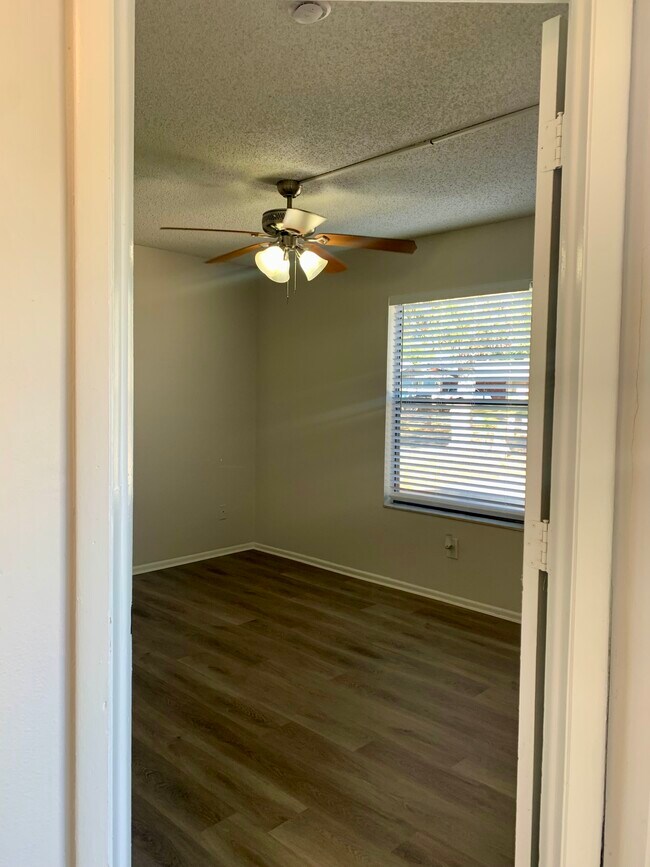 Building Photo - 2558 W Bird St