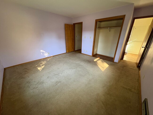 Building Photo - 1306 3rd Ave NE