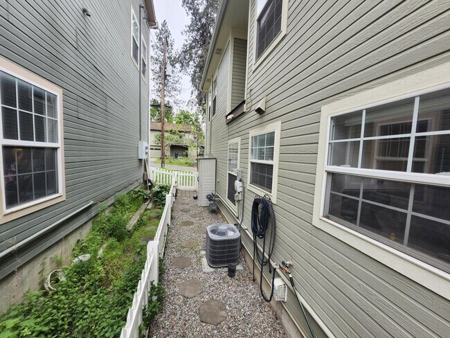 Building Photo - 1619 W 13th Ave