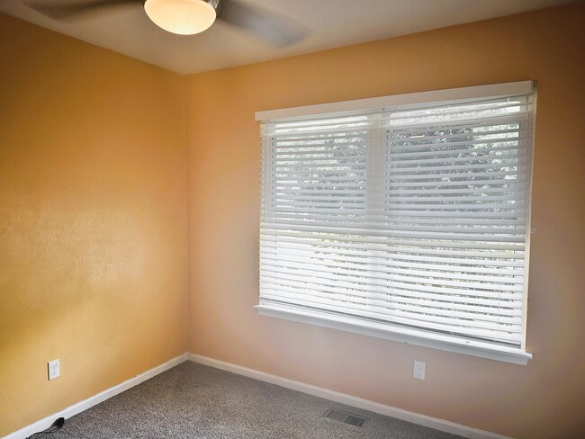 Building Photo - 322 Ash Wood Dr