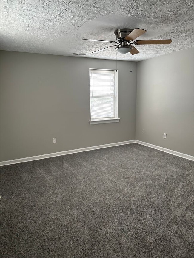Building Photo - Adorable 2 bedroom, 1 1/2 bath duplex with...