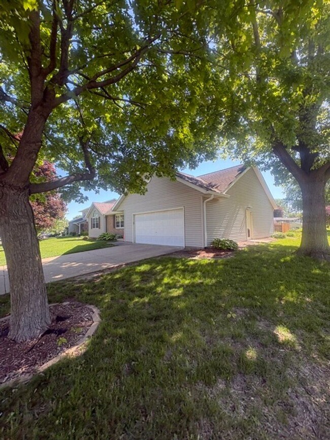 Building Photo - Single Family Home in Germantown Hills with Pool 3 BR / 4BA
