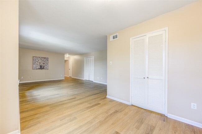 Building Photo - 351 N Post Oak Ln