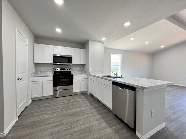 Building Photo - New Home in New Tolar Oaks Neighborhood