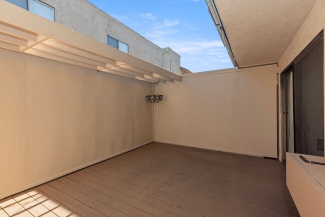 Building Photo - Light-Filled 2BR/2.5BA Townhouse with Private Patio & 2-Car Garage Near UCSD & UTC