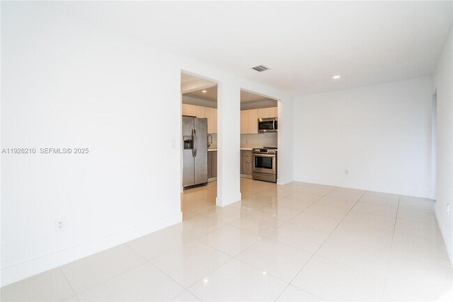 Building Photo - 1985 Bay Dr