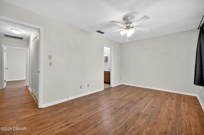 Building Photo - 12 Glen Arbor Park