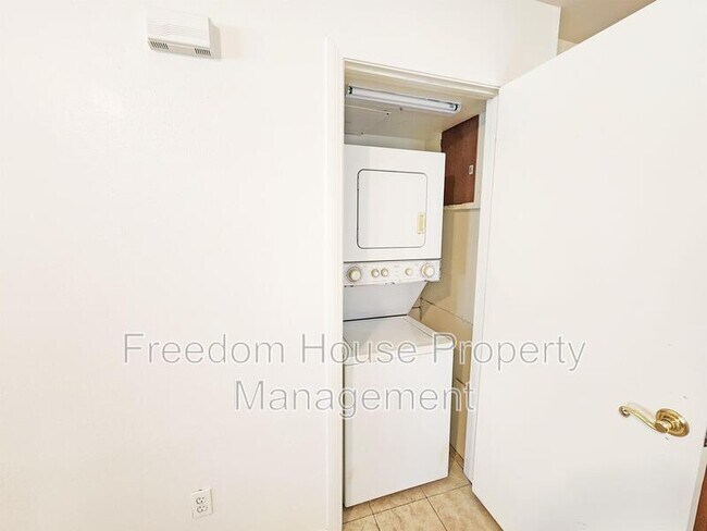 Building Photo - 2341 E Calvada Blvd