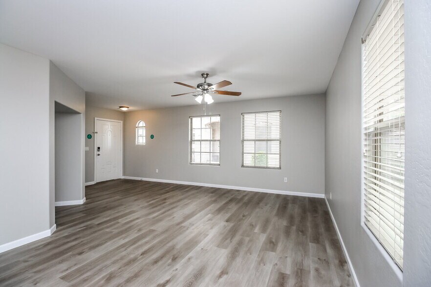 Building Photo - 2707 E Bart St