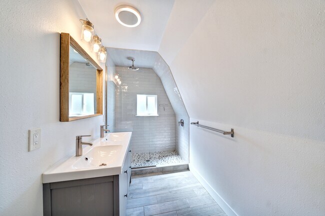 Building Photo - 2528 W 23rd Ave