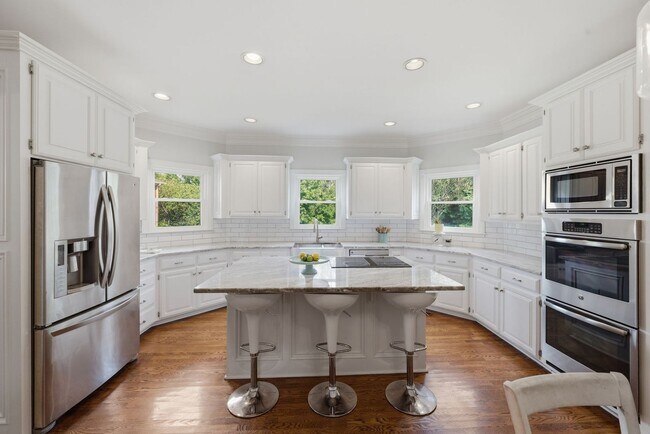 Building Photo - 1733 Carriage Ct