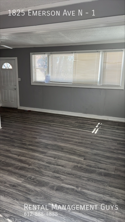 Building Photo - Ready to Rent 3 Bedroom Duplex! Fenced in ...