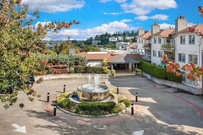 Building Photo - Top Floor Condo with Skyline Views in Merc...
