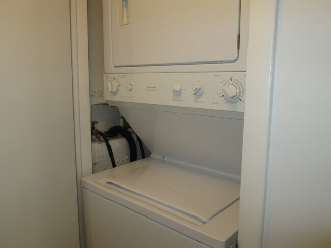 Building Photo - 800 Brook Dr