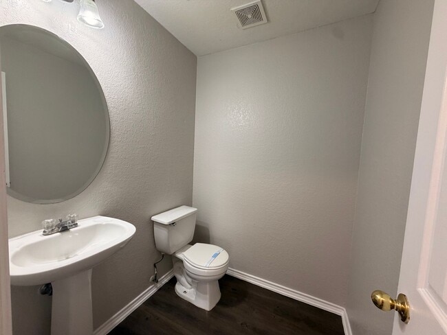 Building Photo - NICE 4 BEDROOM WITH EASY ACCESS TO LACKLAND AFB, SHOPPING, & SEA WORLD