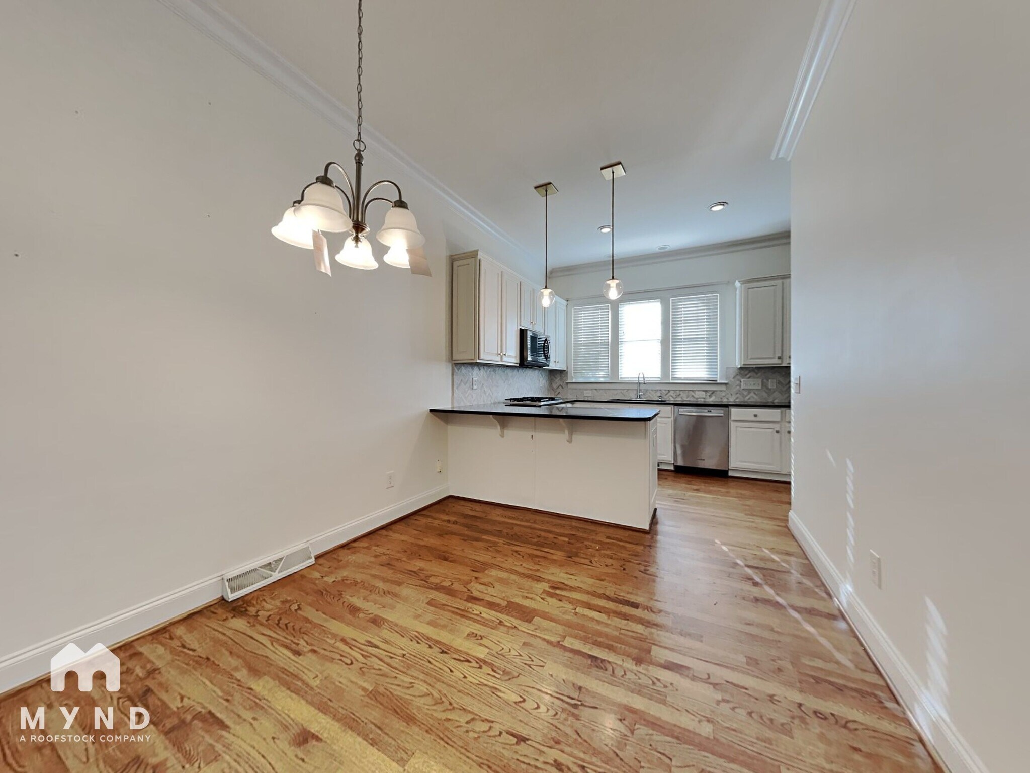 Building Photo - 711 E 9th St