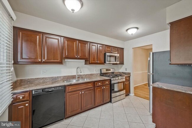 Building Photo - 7177 Lake Cove Dr
