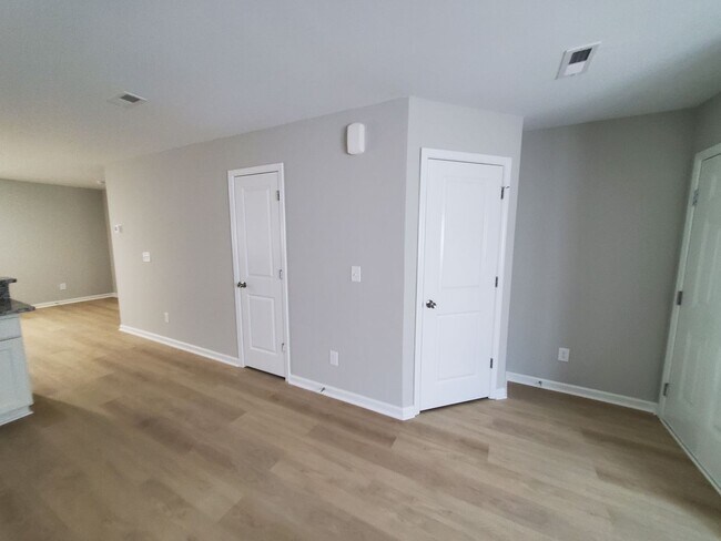 Building Photo - NEW TOWNHOME BUIKT MARCH 2023!