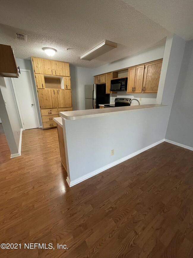 Building Photo - 1827 Wildwood Creek Ln