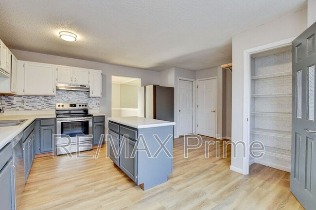 Building Photo - 214 Jouster Way