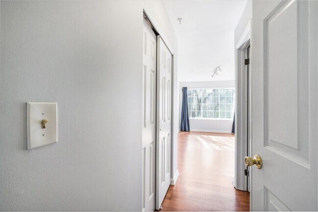 Building Photo - 153 Riveredge Dr