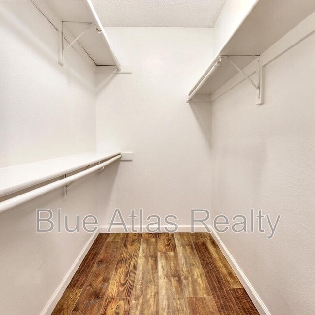 Building Photo - 916 Hilltop Dr